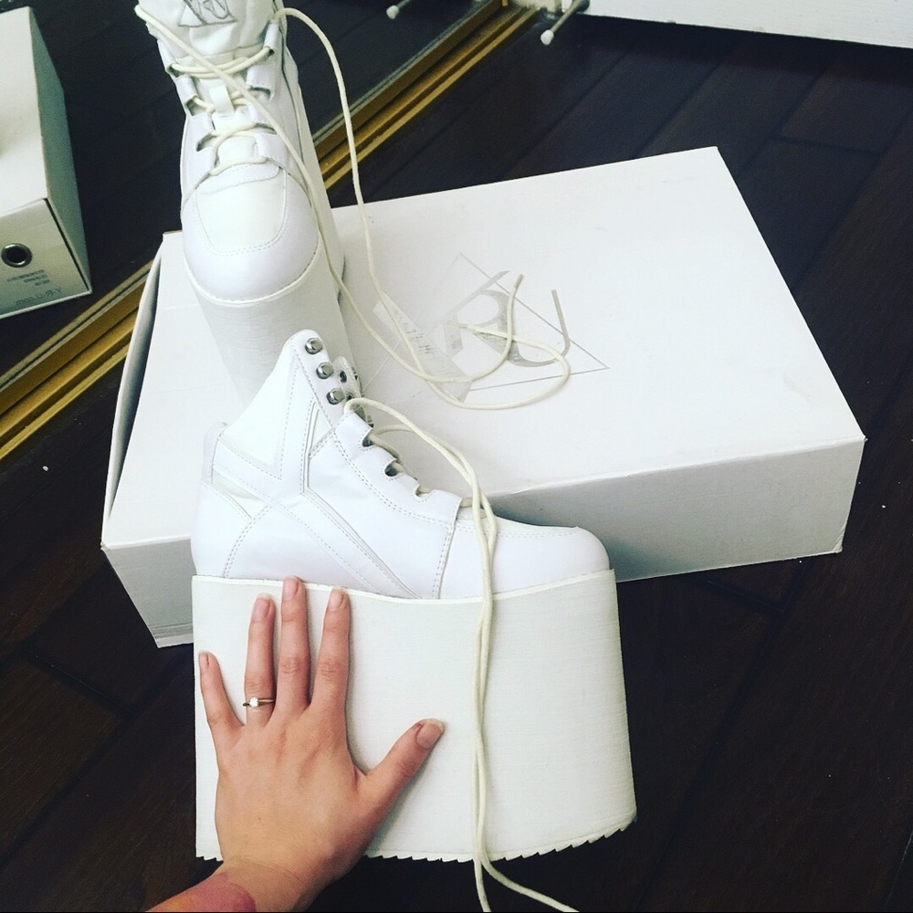 YRU Sky-Hi White Qozmo